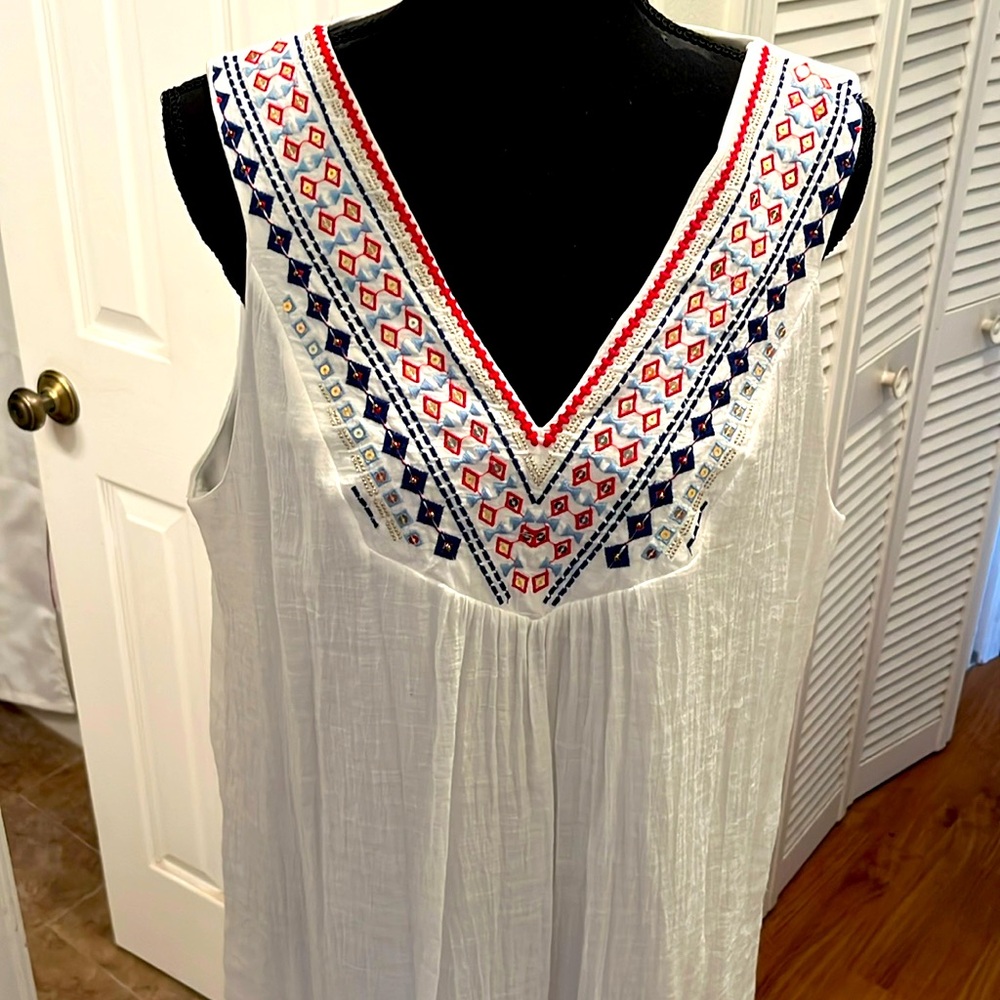 Luxology Embroidered Sequin V-Neck White Dress